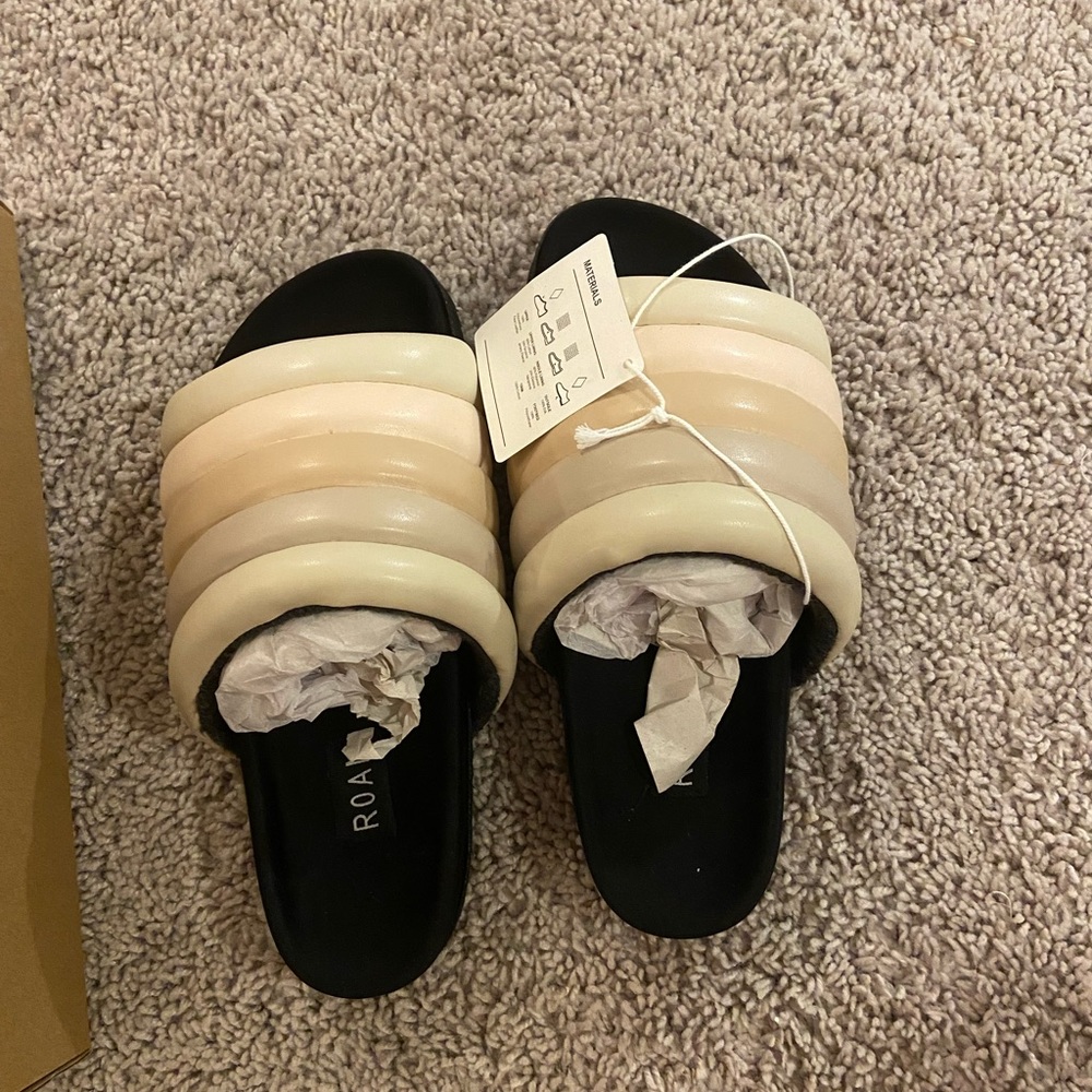 NWT ROAM nude slides